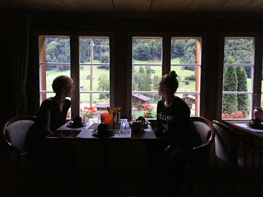 grindelwald, alpy, szwajcaria, kobiety przy oknie